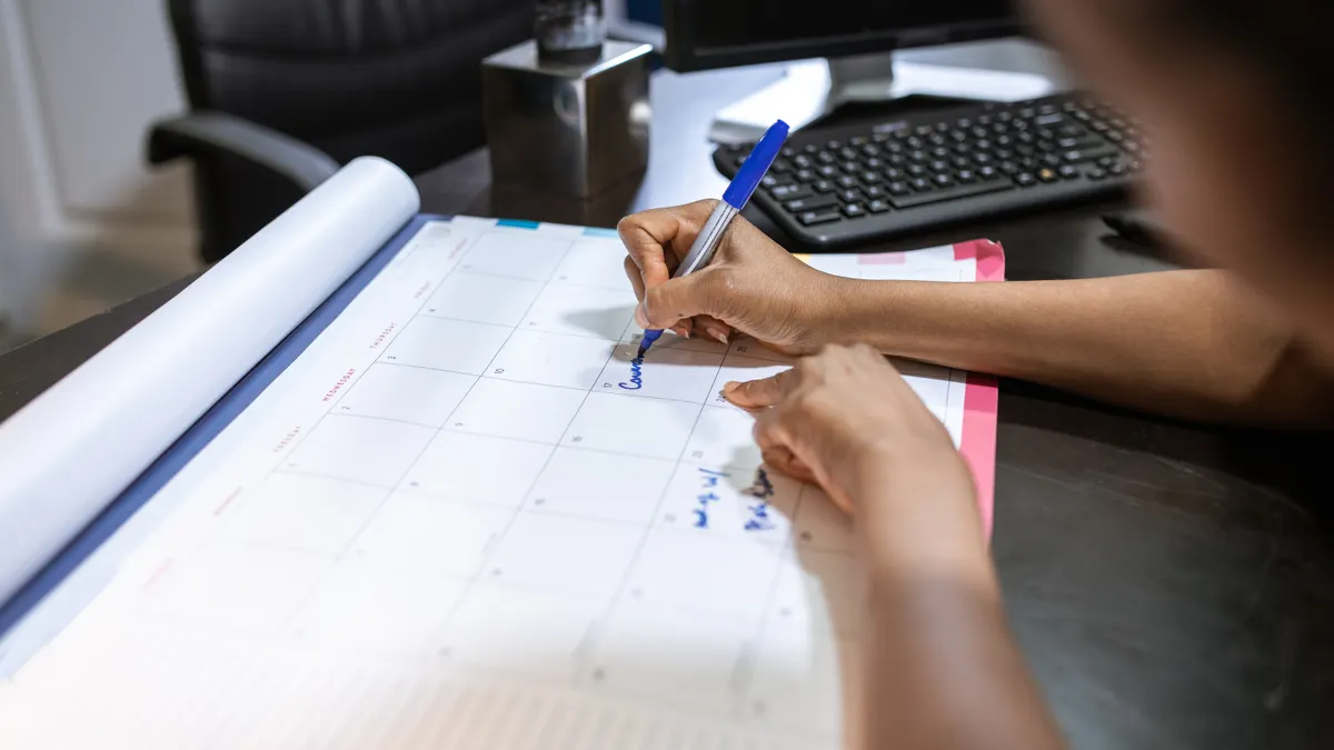 Gestational Diabetes Meal Timing: How Long to Wait Between Meals and Snacks Person marking a large desk calendar