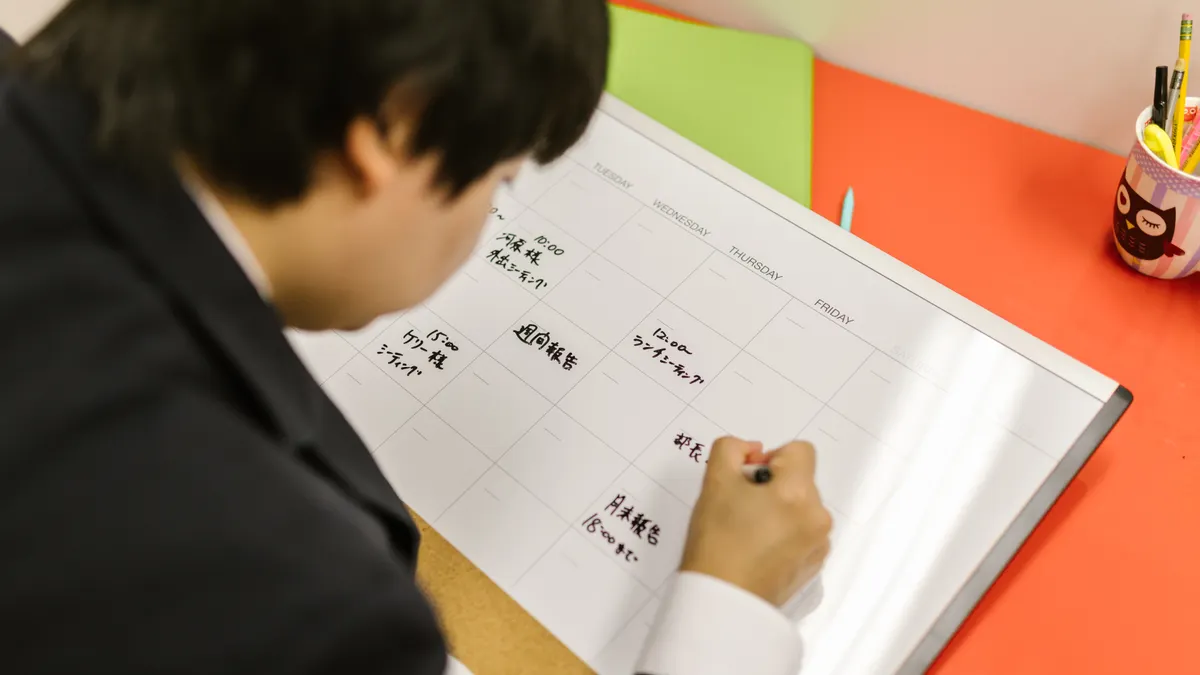 Gestational Diabetes Meal Timing: How Long to Wait Between Meals and Snacks Person writing on a monthly planner