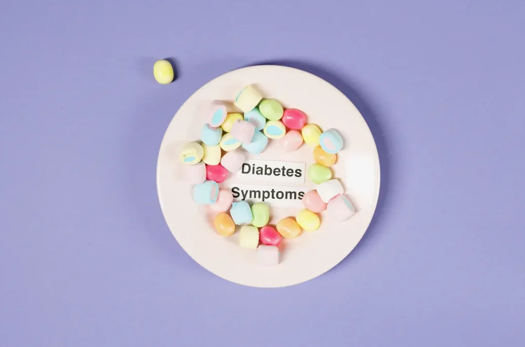 Gestational Diabetes Symptoms and Warning Signs — Candies on Plate with Concept on Diabetes Symptoms
